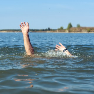 Agyevő amőba okozta a halálát egy férfinak strandolás után című cikk nyitóképe