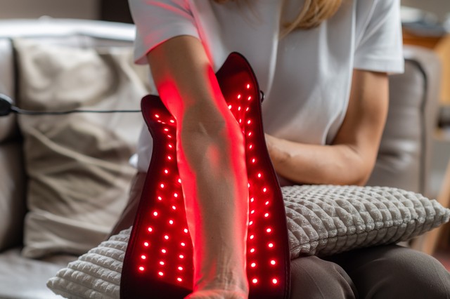 Mit tud valójában a vörös fényterápia, és mire jó a karon alkalmazva?